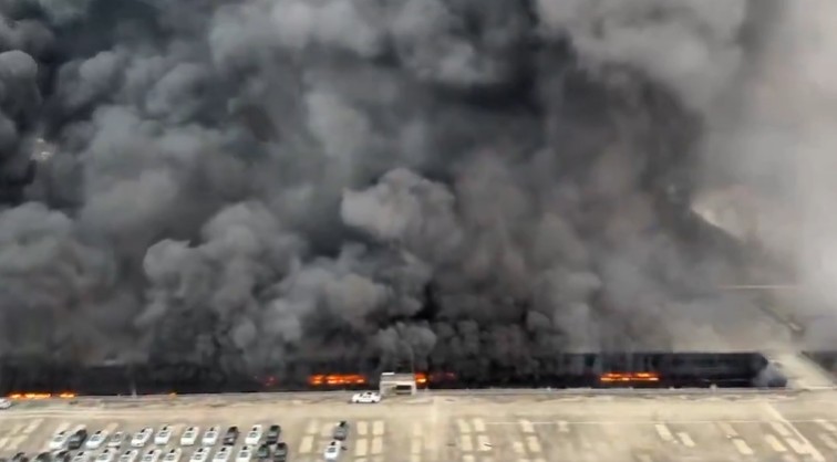 BIG BREAKING: బాబోయ్.. చైనా కార్ల కంపెనీలో భారీ అగ్ని ప్రమాదం ( వీడియో)